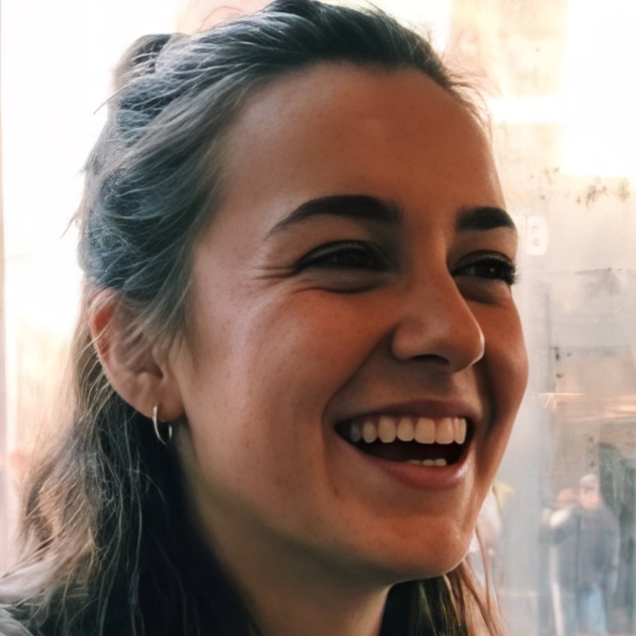 After: the same portrait upscaled to 4K (2496×3344 px) with the AI image upscaler, Standard mode – sharp crop at 100%