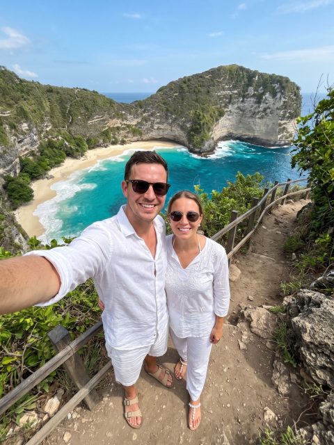 Kelingking cliff selfie – AI image prompt example