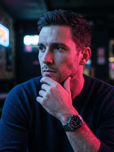 Neon split-light portrait from photo – AI image prompt example