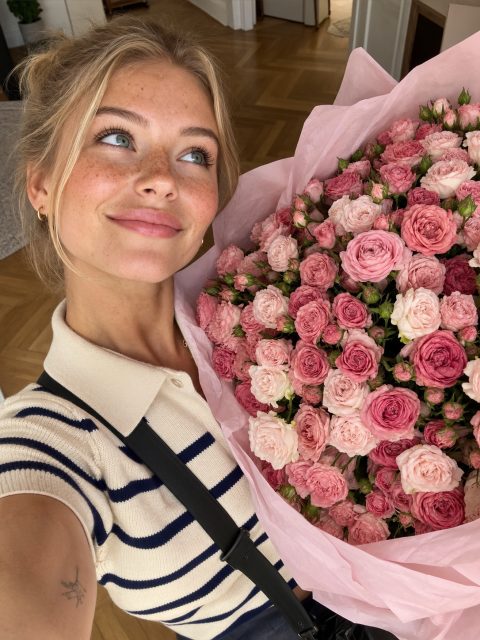 Oversized bouquet selfie – AI image prompt example