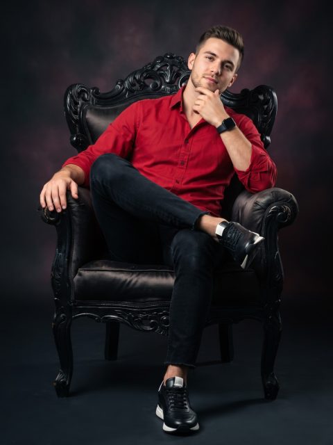 Regal throne portrait – AI image prompt example